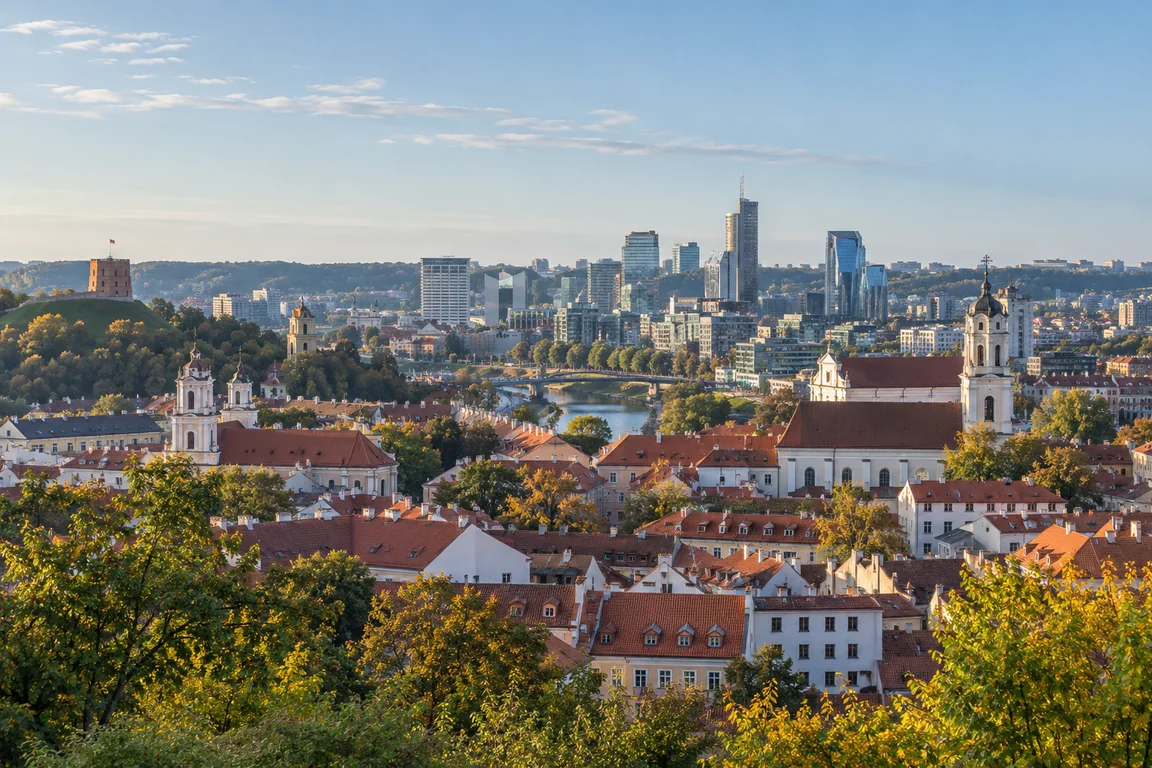 DI sukurta Vilniaus įkvėpta architektūros panorama su raudonais stogais – dekoratyvinė iliustracija.